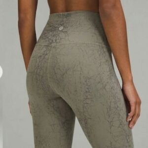 Like New Lululemon High Waisted Leggings Size 6 Wunder Train High-Rise Tight 25"